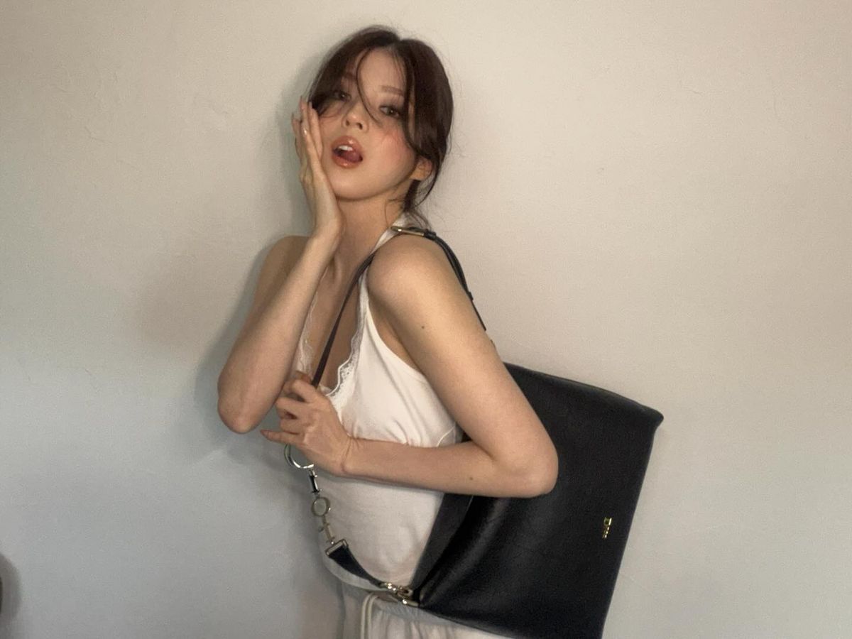 한소희의 홀터넥 코디. 인스타그램 @xeesoxee