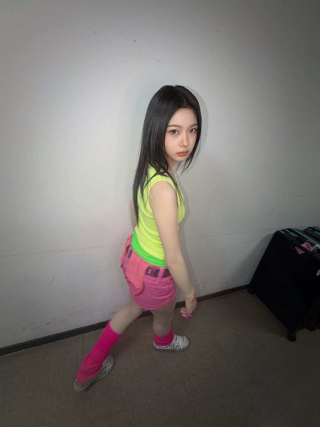 키야의 핫핑크 반바지 코디. 인스타그램 @kiiikiii.official