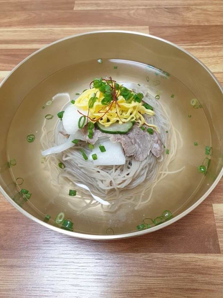 특급 호텔 출신 조리기능장이 운영해 깔끔한 맛의 평양냉면을 즐길 수 있는 진영면옥. 사진 네이버 지도 진영면옥 업체 등록 사진