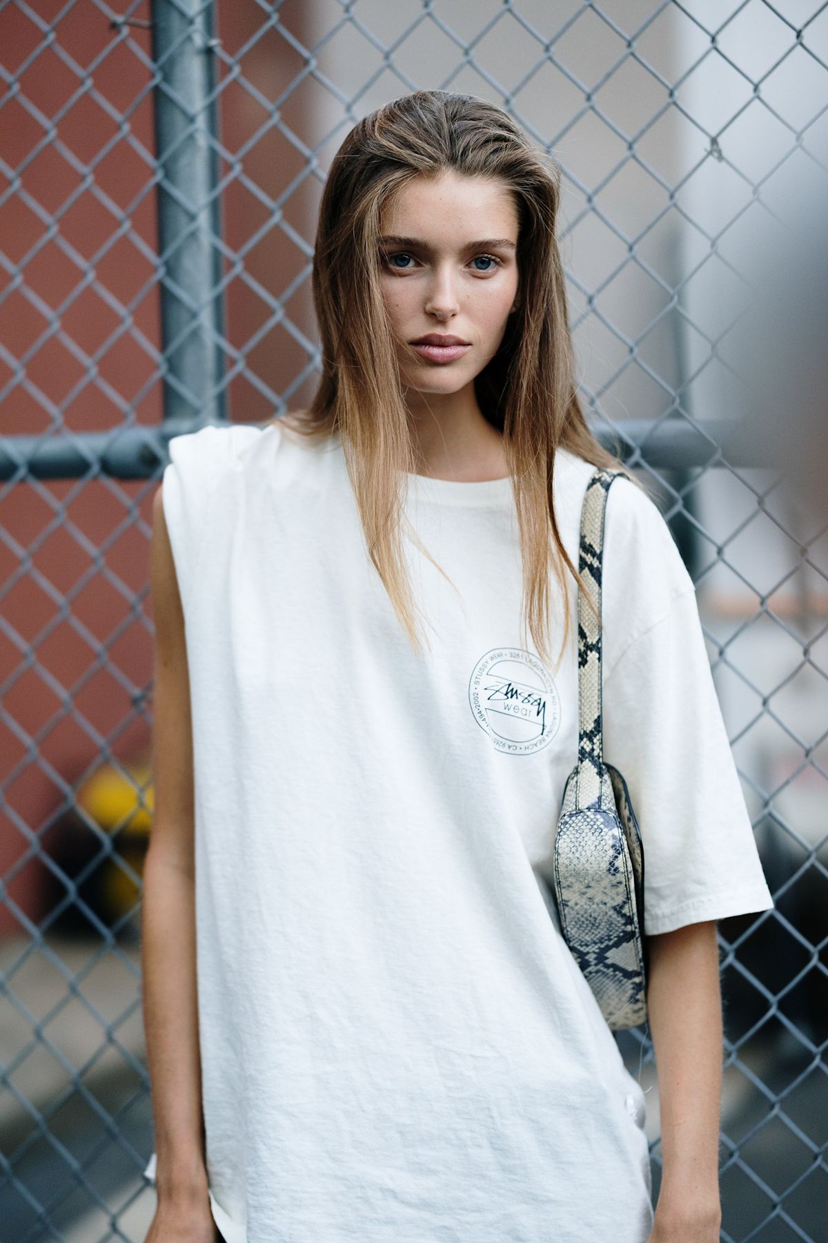 흰 티를 입는 다양한 방법. 사진 아이맥스트리