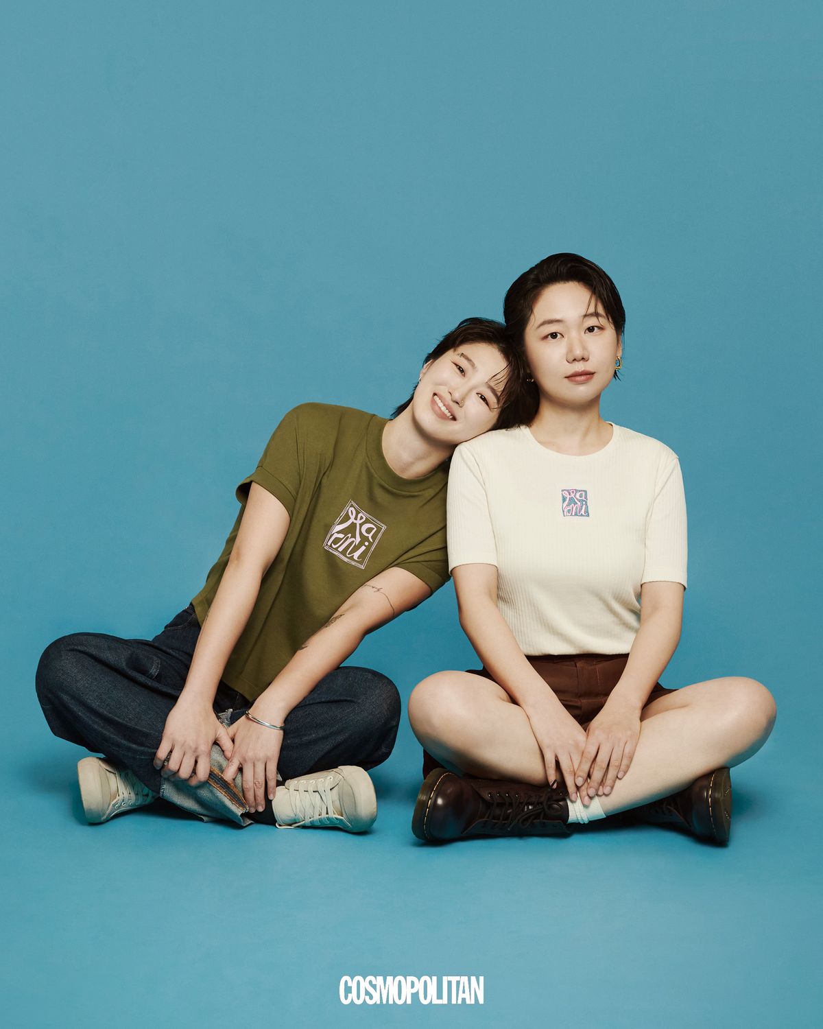(허휘수)데님 재킷, 티셔츠, 데님 팬츠 모두 Marni. 팔찌 & Other Stories. 스니커즈 Converse. 양말 에디터 소장품. (서솔)비스코스 재킷, 티셔츠, 비스코스 쇼츠 모두 Marni. 귀고리 Tom Wood. 워커 Dr. Martens. 양말 에디터 소장품.