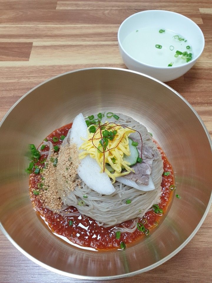 특급 호텔 출신 조리기능장이 운영해 깔끔한 맛의 평양냉면을 즐길 수 있는 진영면옥. 사진 네이버 지도 진영면옥 업체 등록 사진