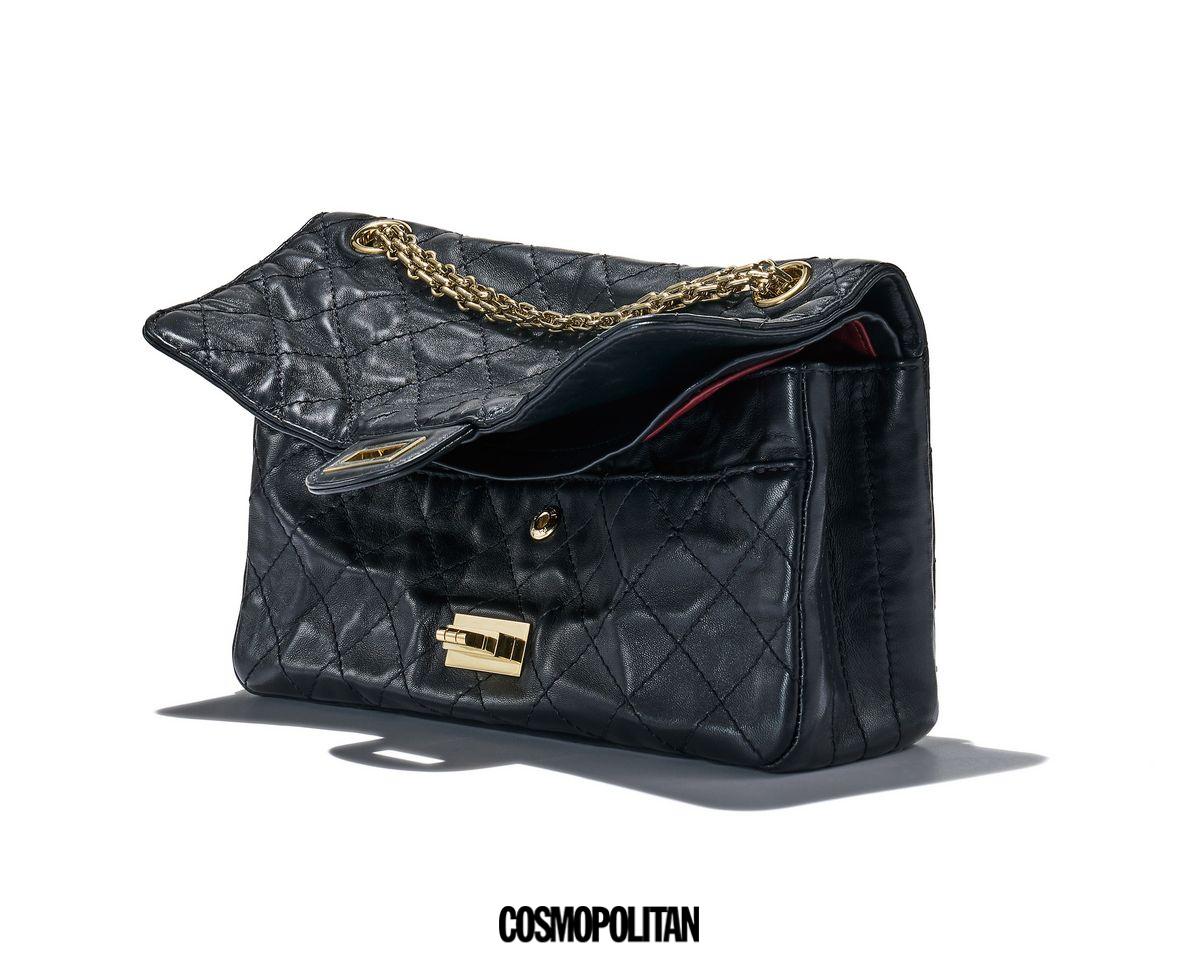 구겨진 텍스처의 레더가 돋보이는 2.55 플랩 백 가격미정 Chanel.