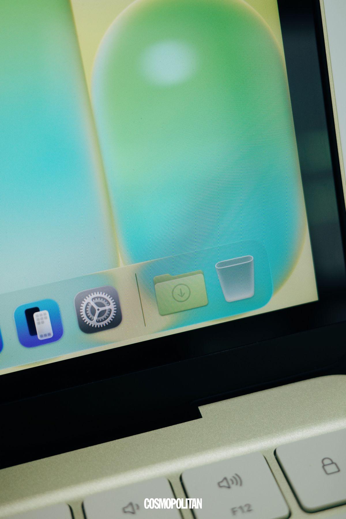 곳곳에 시트러스 컬러 디테일이 들어간 맥북 네오.