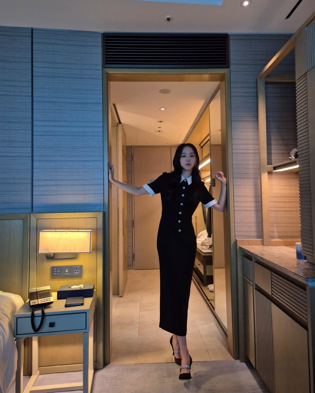 직장인 출근룩을 완벽하게 보여준 신혜선. 사진 인스타그램 @shinhs831