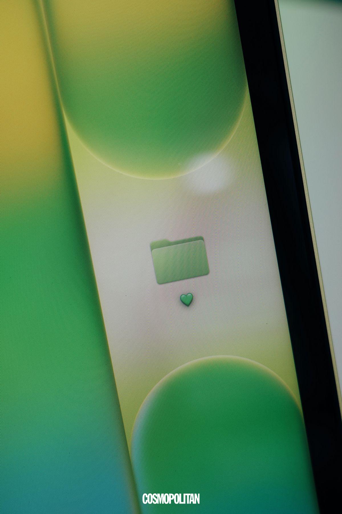 곳곳에 시트러스 컬러 디테일이 들어간 맥북 네오.