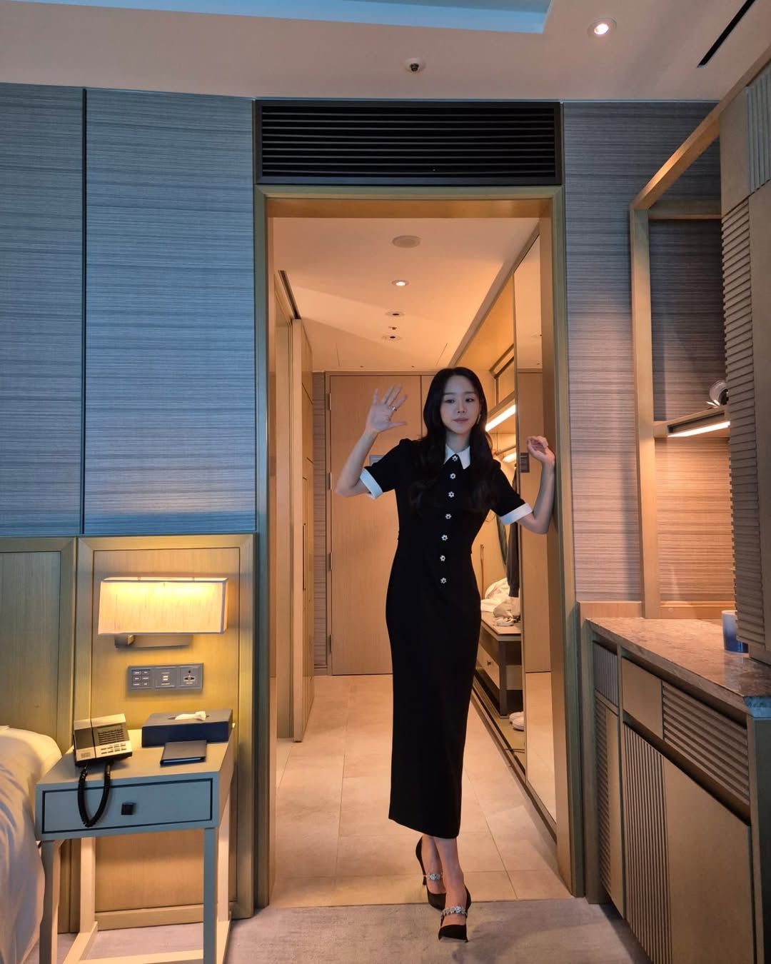 직장인 출근룩을 완벽하게 보여준 신혜선. 사진 인스타그램 @shinhs831