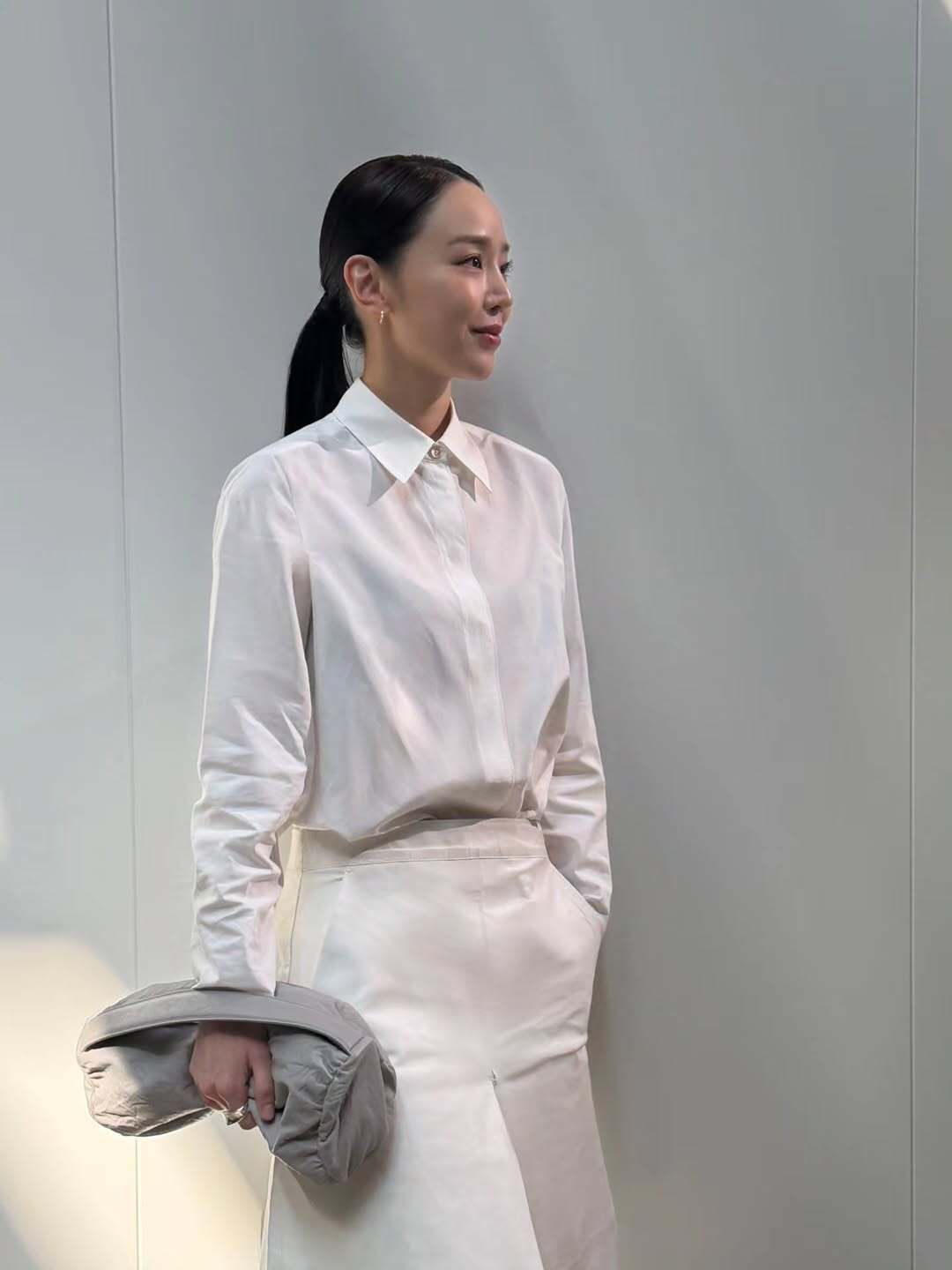 직장인 출근룩을 완벽하게 보여준 신혜선. 사진 인스타그램 @shinhs831