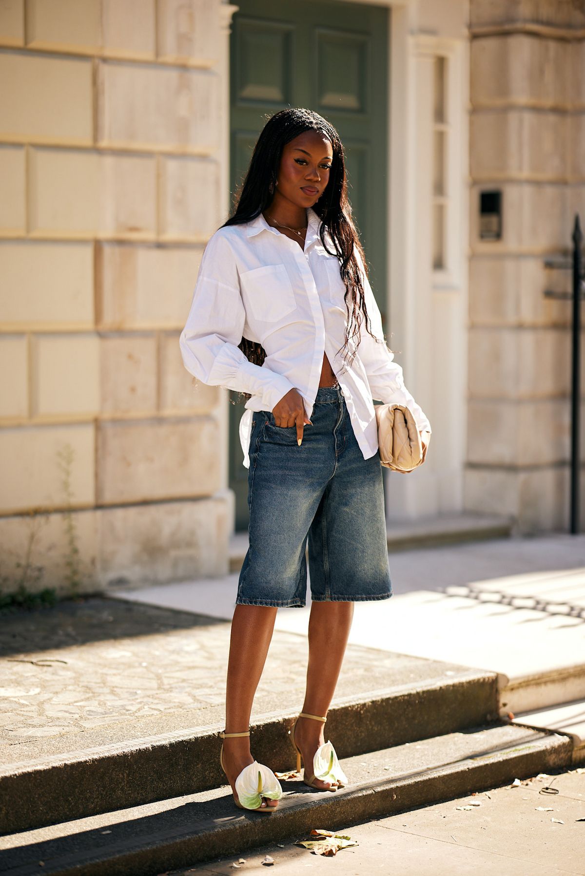 청 반바지를 입은 해외 스트릿. 사진 아이맥스트리