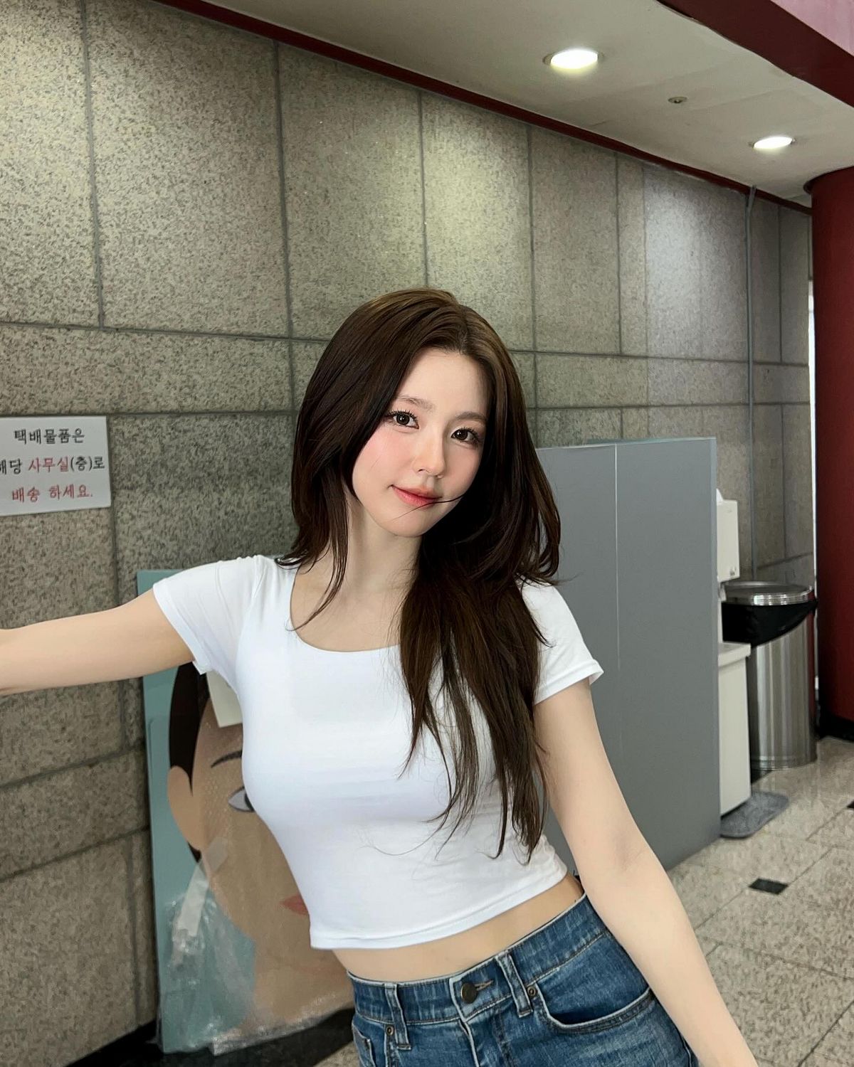 미연의 흰 티, 청바지 패션 | 인스타그램 @noodle.zip