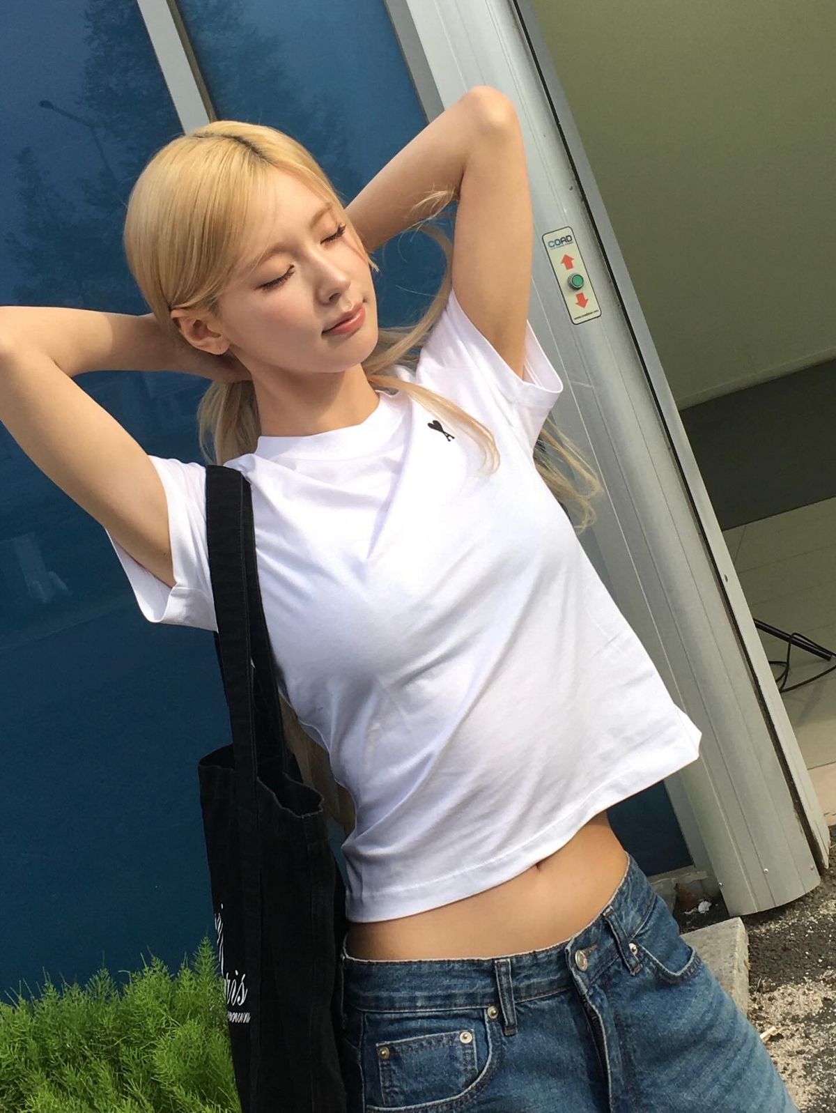 미연의 흰 티, 청바지 패션 | 인스타그램 @noodle.zip