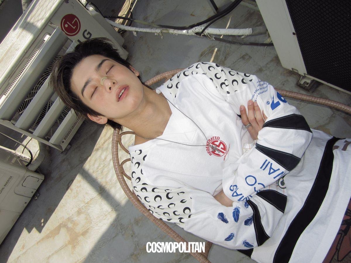 서로를 찍어주는 82메이저 도균과 성일. 사진 코스모폴리탄