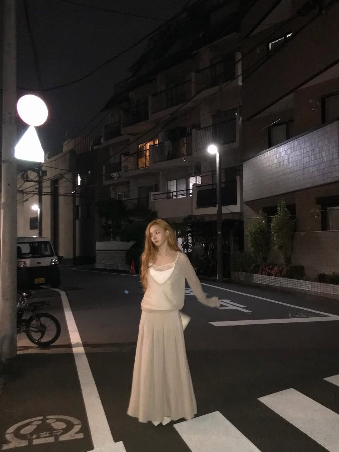 윈터의 레이스 슬리브리스 코디. 인스타그램 @imwinter