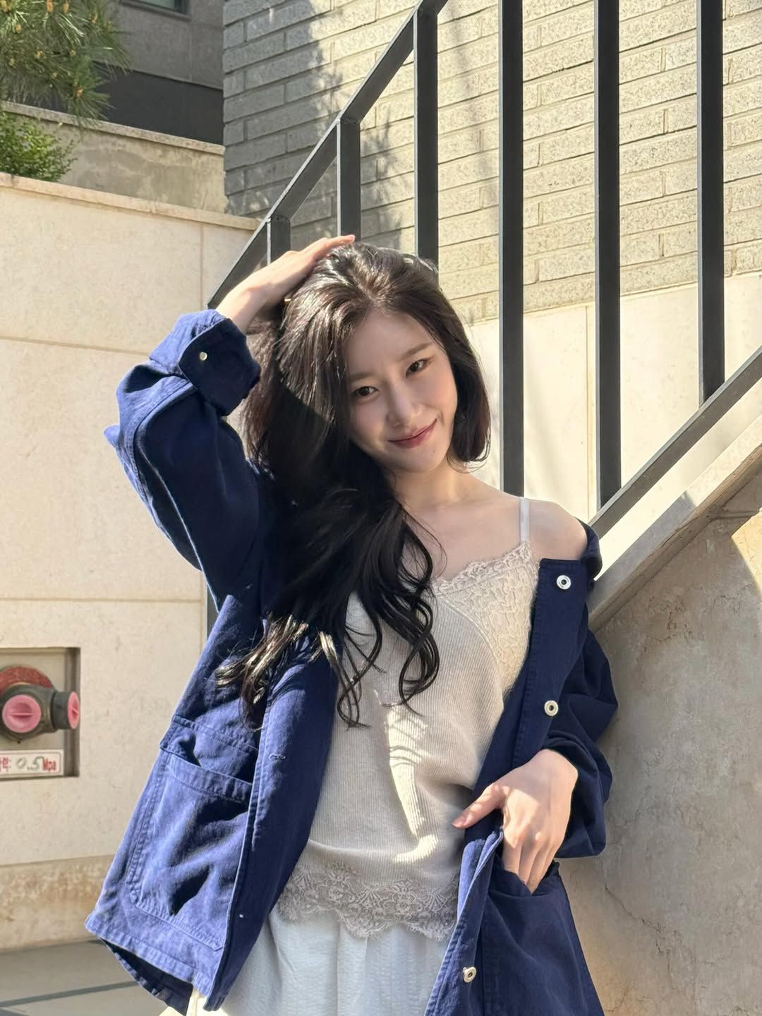 채령의 레이스 슬리브리스 코디. 인스타그램 @chaerrry0