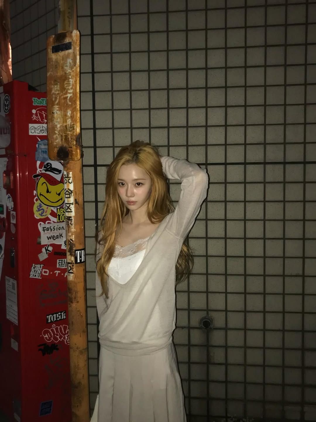 윈터의 레이스 슬리브리스 코디. 인스타그램 @imwinter