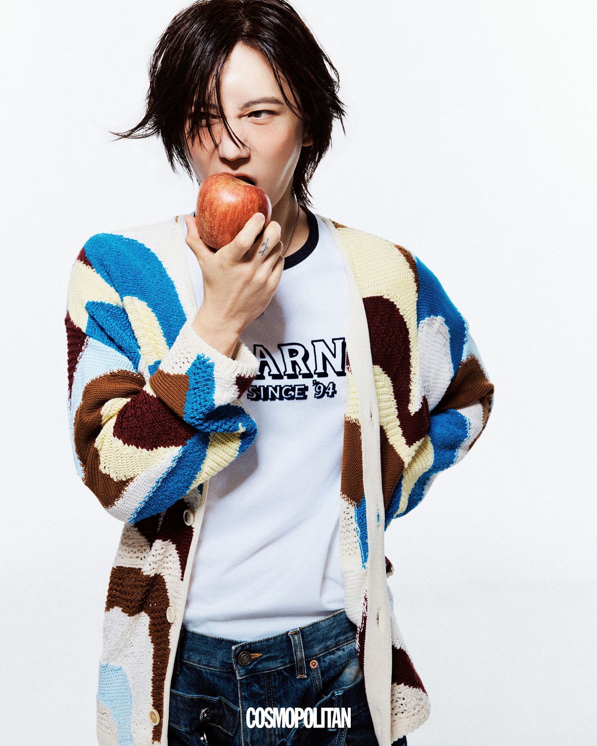 티셔츠, 카디건, 밖에 입은 데님 모두 Marni. 레이어드 이너 팬츠 Saint Laurent. 목걸이 Rockingage. 
