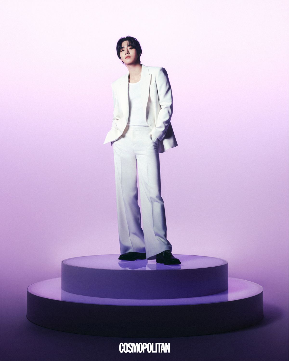 화이트 더블 재킷, 화이트 팬츠 모두 HEON KIM. 이너 슬리브리스, 블랙 더비슈즈 스타일리스트 소장품