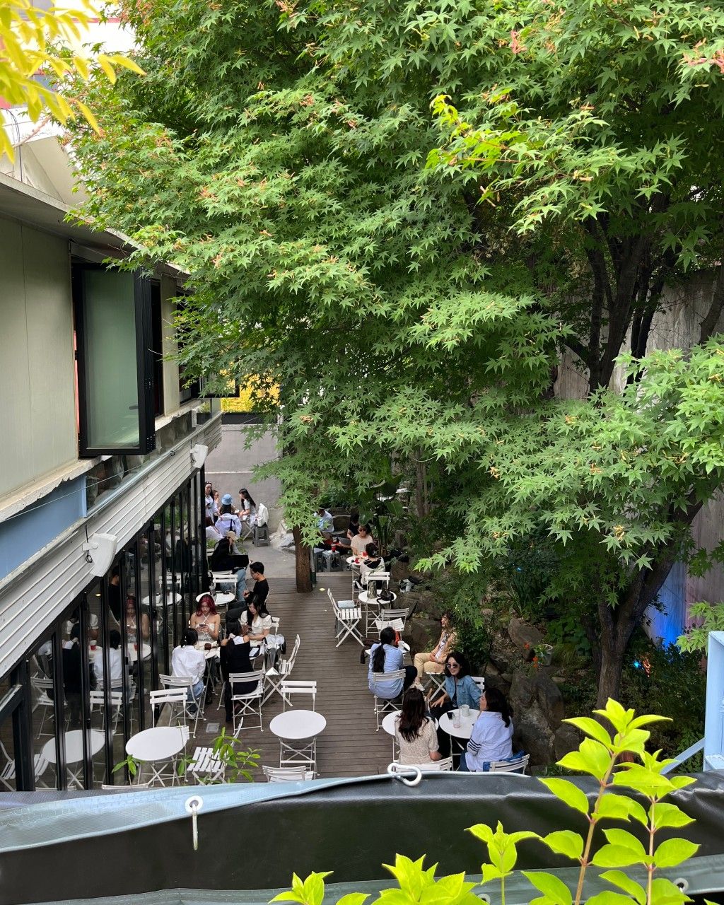 넓은 테라스 공간과 자유로운 분위기가 매력적인 이코복스 커피 스튜디오. 사진 네이버 지도 이코복스 커피 스튜디오 이태원점 업체 등록 사진