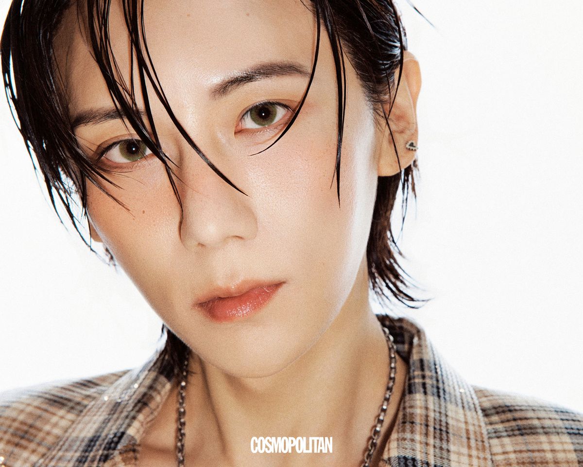 체크 재킷 Egonlab. 목걸이 Chrome Hearts. 귀걸이 아티스트 소장품.
