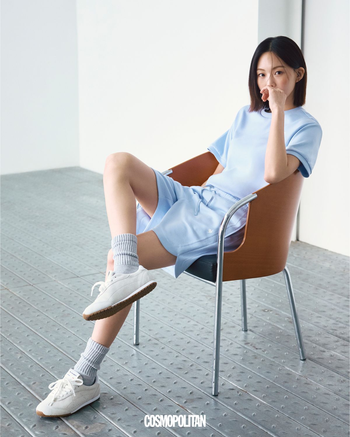 쿨텐션 루즈핏 반팔 맨투맨 6만9천원, 쿨텐션 4부 루즈핏 쇼트 팬츠 7만9천원, 헤일로 스니커즈 14만9천원 모두 Le Coq Sportif. 양말 스타일리스트 소장품.