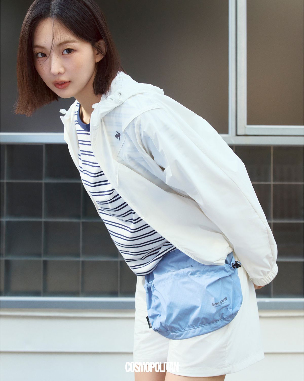 쉐이드온 경량 우븐 루즈핏 재킷 16만9천원, 스트라이프 루즈핏 반팔 티셔츠 6만9천원, 쉐이드온 경량우븐4부루즈핏쇼트 팬츠 7만9천원, 미니 크로스 백 5만9천원 모두 Le Coq Sportif.