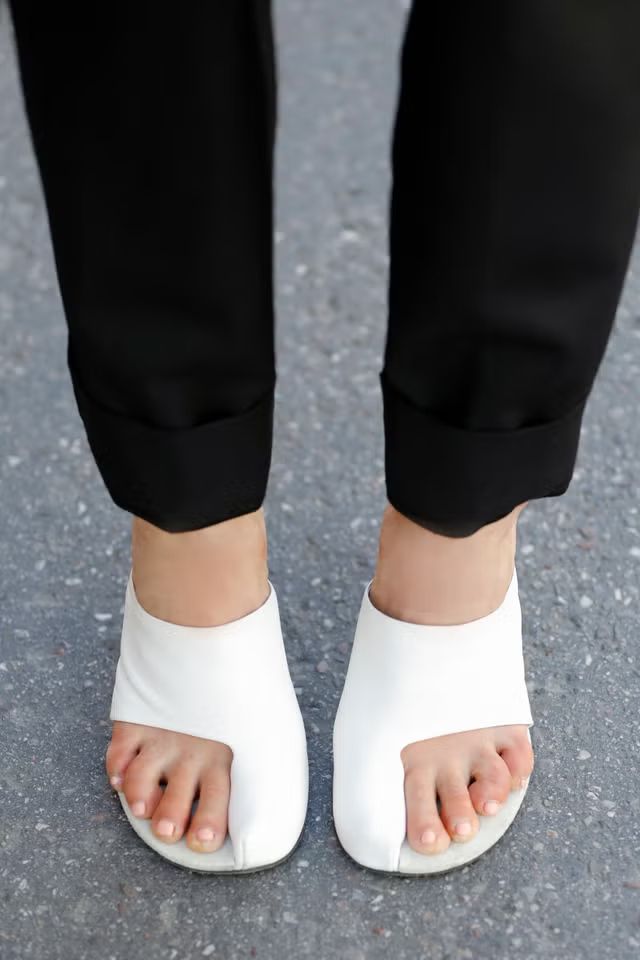 이상한 샌들 트렌드 | Streetstyleshooters//Getty Images