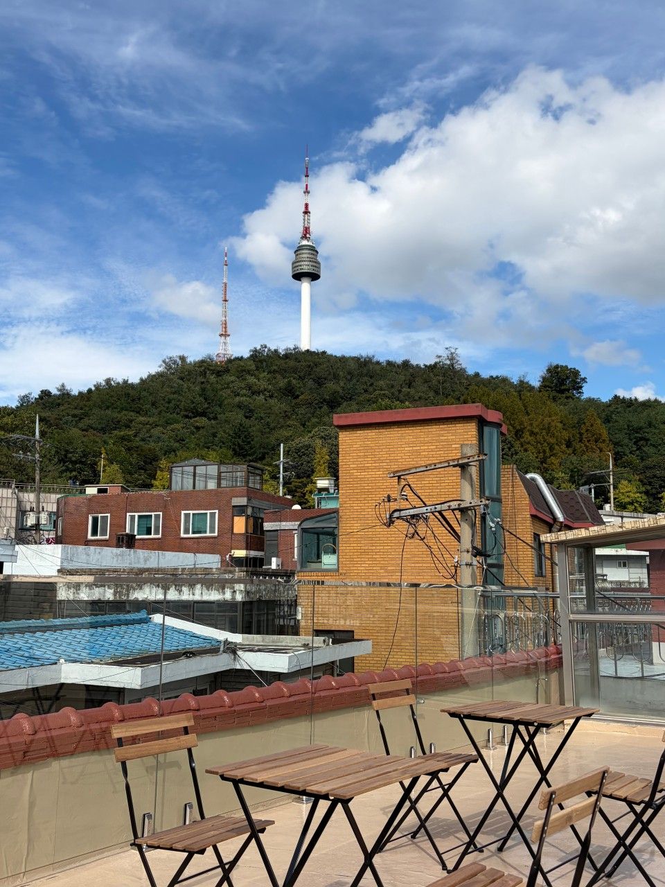 레몬 티라미수, 치즈케이크 같은 디저트와 함께 탁 트인 남산 뷰를 함께 즐길 수 있는 해방촌 푸실. 사진 네이버 지도 푸실 업체 등록 사진 