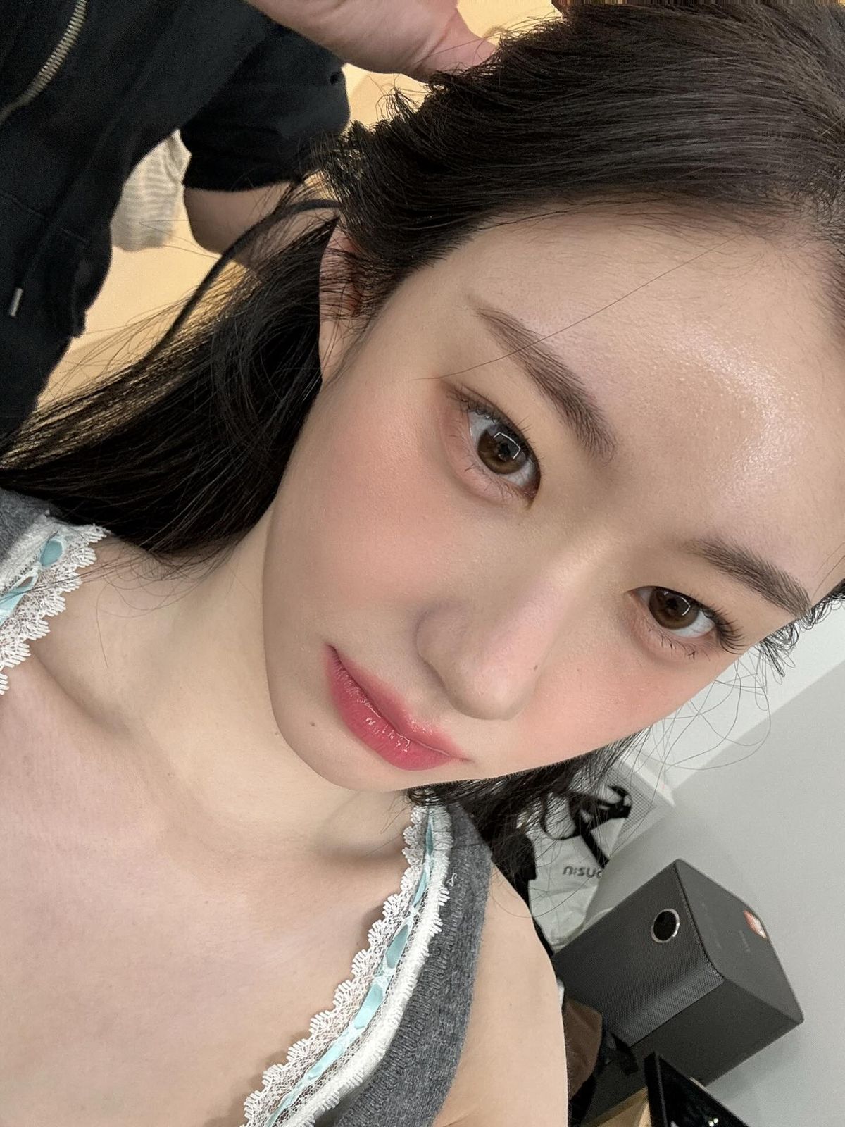 있지 채령의 블러셔 메이크업. 인스타그램 @chaerrry0