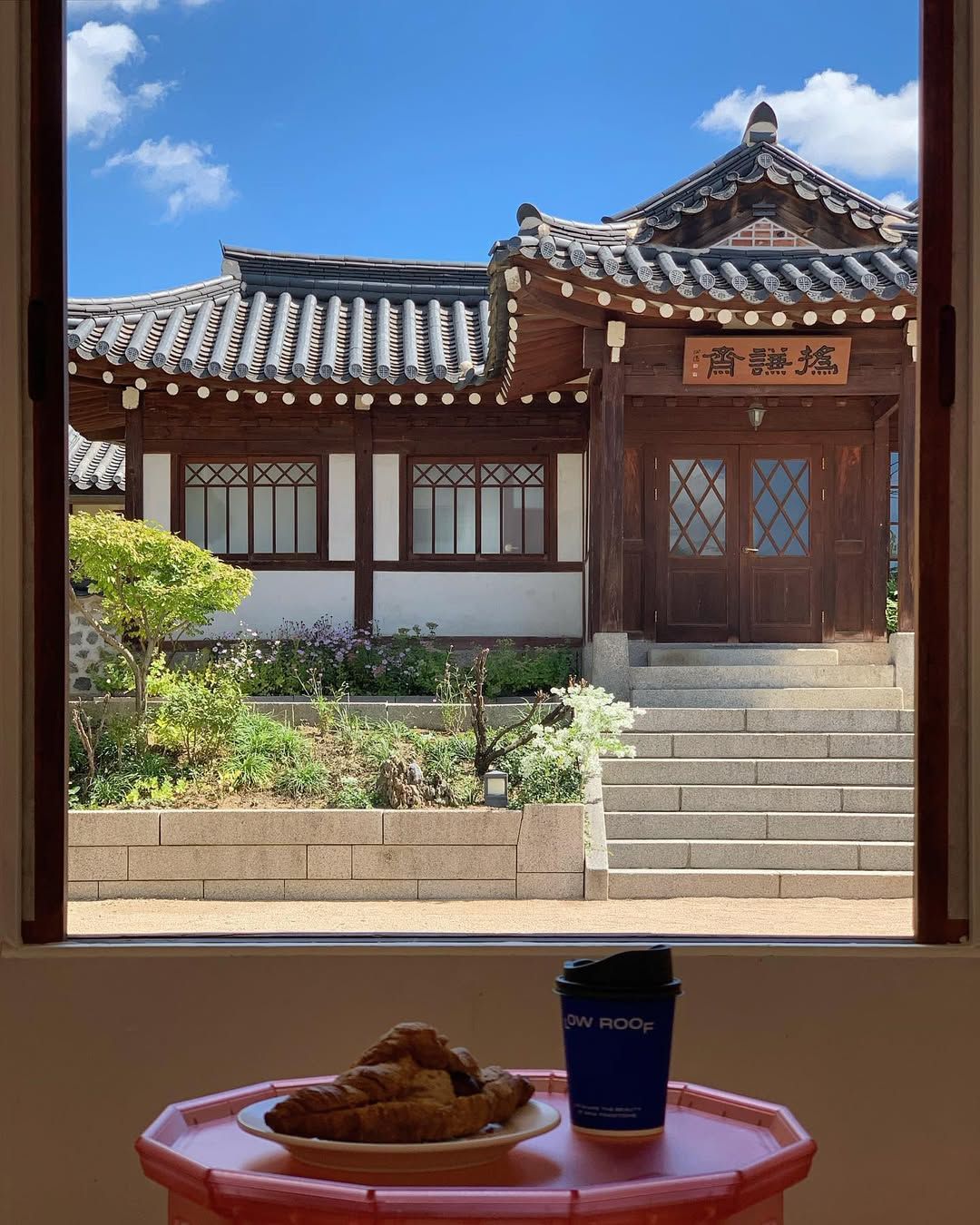 고즈넉한 북촌의 한옥 경치를 배경으로 여유로운 시간을 보내기 좋은 로우루프. 인스타그램 @cafe_lowroof