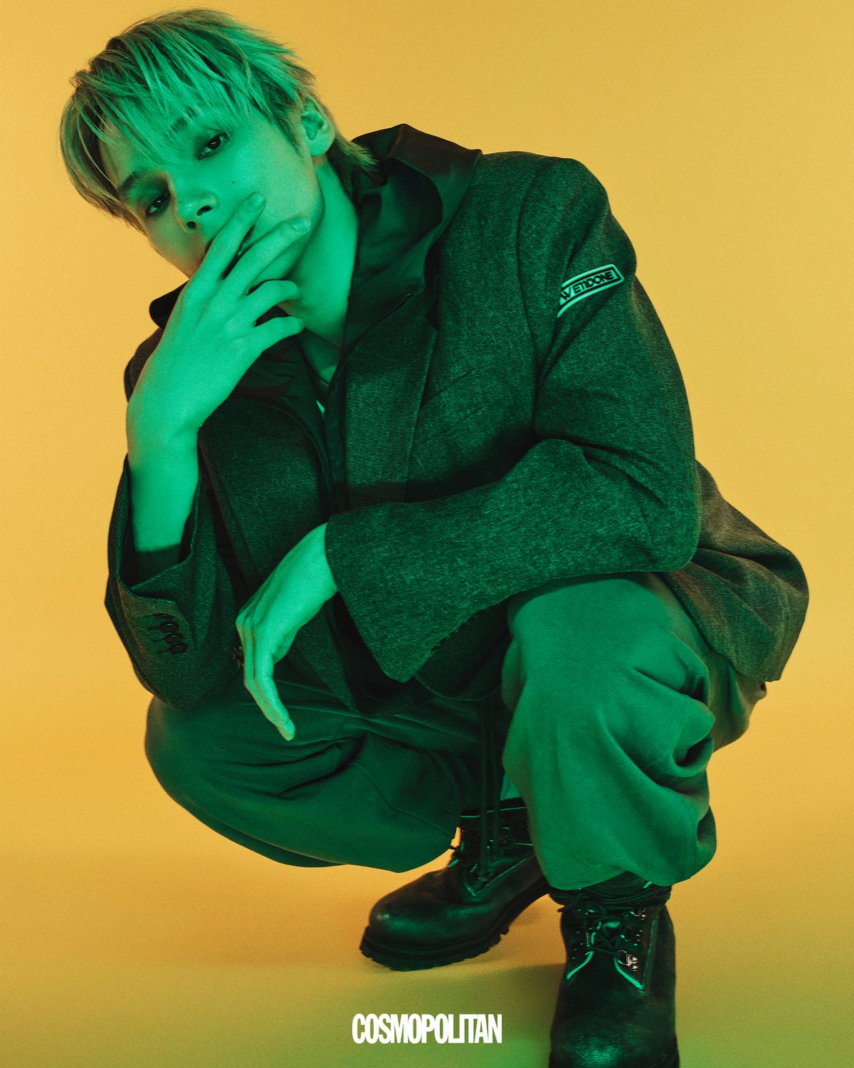 후드 재킷, 팬츠 모두 We11done. 이너 톱 Lmood. 반지 Rvr Archive. 슈즈 Timberland. 목걸이 스타일리스트 소장품. 