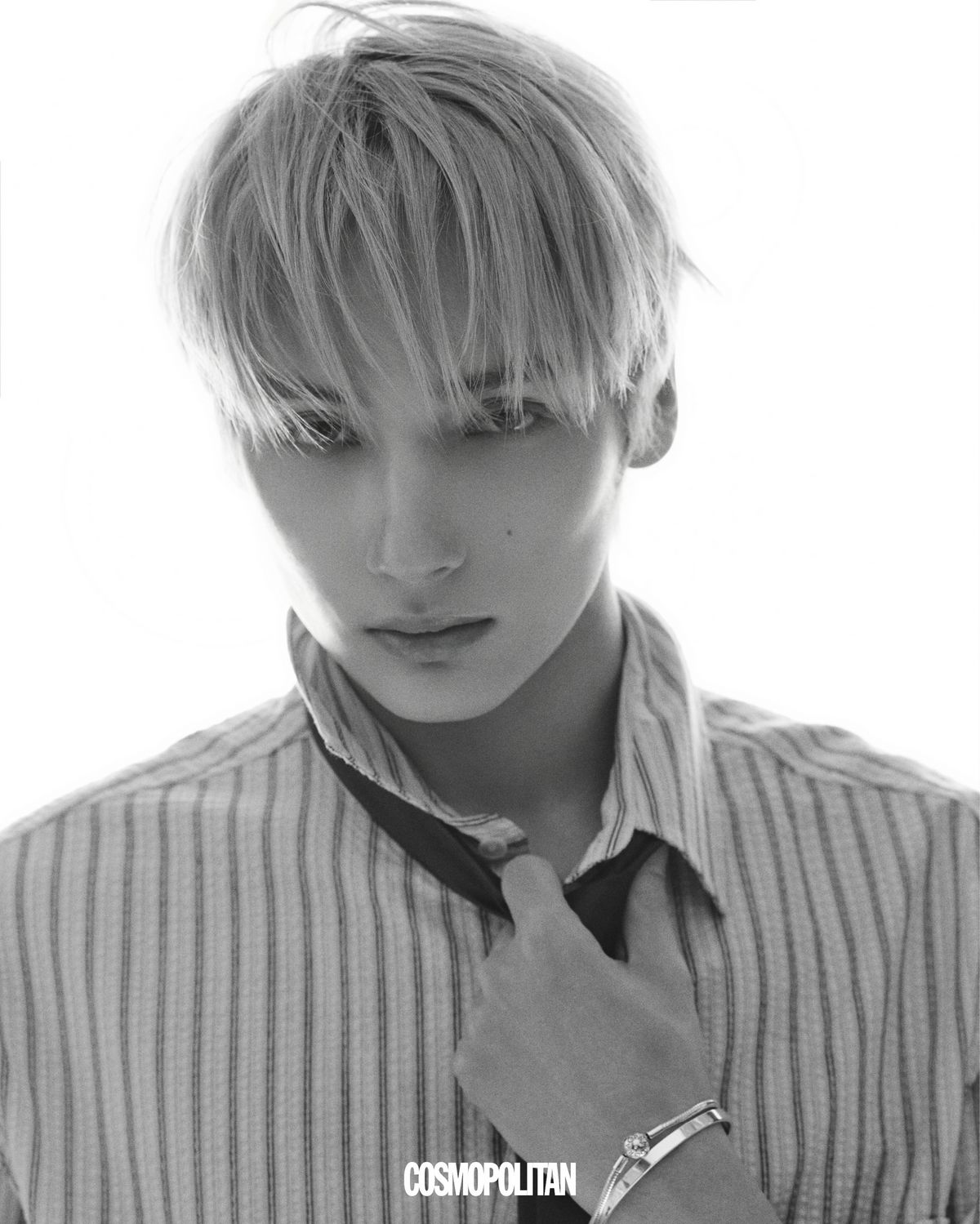 셔츠 Zara. 타이 Saint Laurent. 팔찌 Pandora. 뱅글 스타일리스트 소장품.