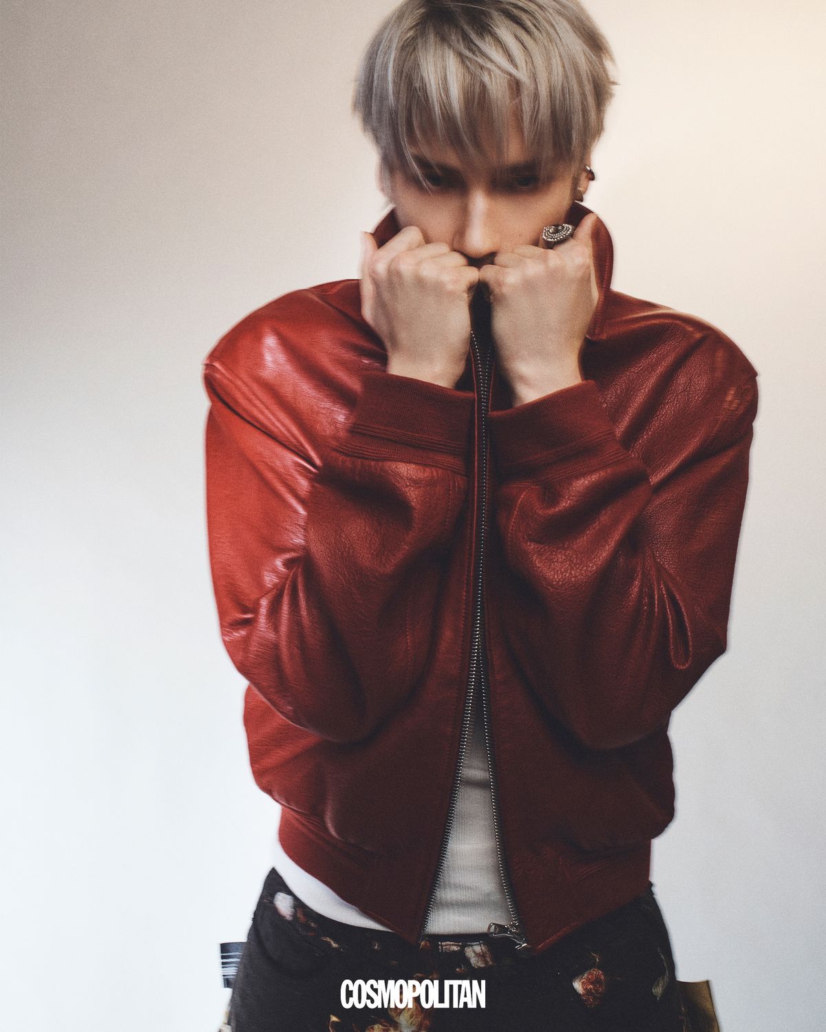 재킷 Recto. 이너 톱 Coor. 팬츠 Undercover. 이어 커프 Portrait Report. 반지 Player.