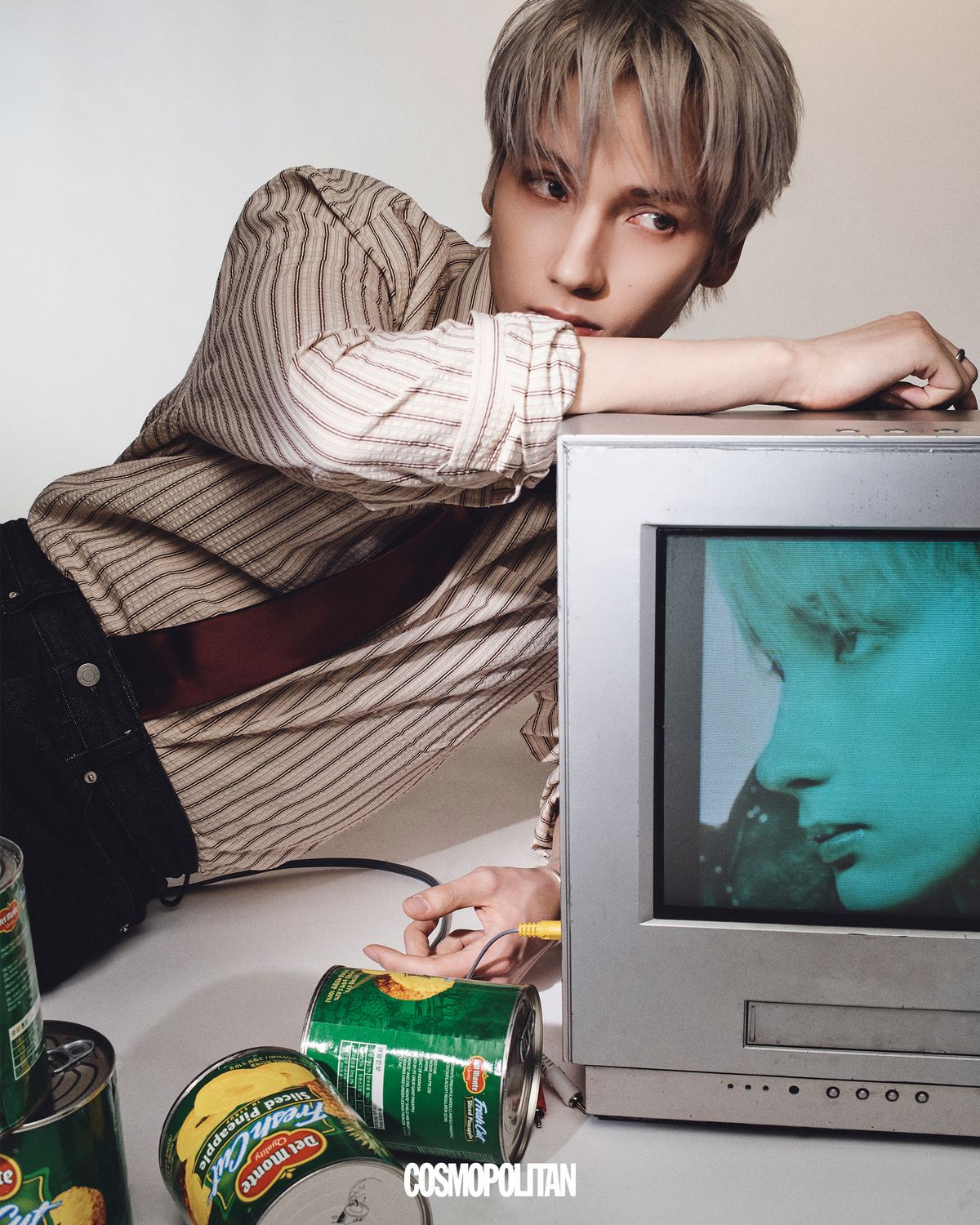 셔츠 Zara. 타이 Saint Laurent. 오른손 검지 반지 Over the line. 팔찌 Pandora. 팬츠, 뱅글, 스타일리스트 소장품.