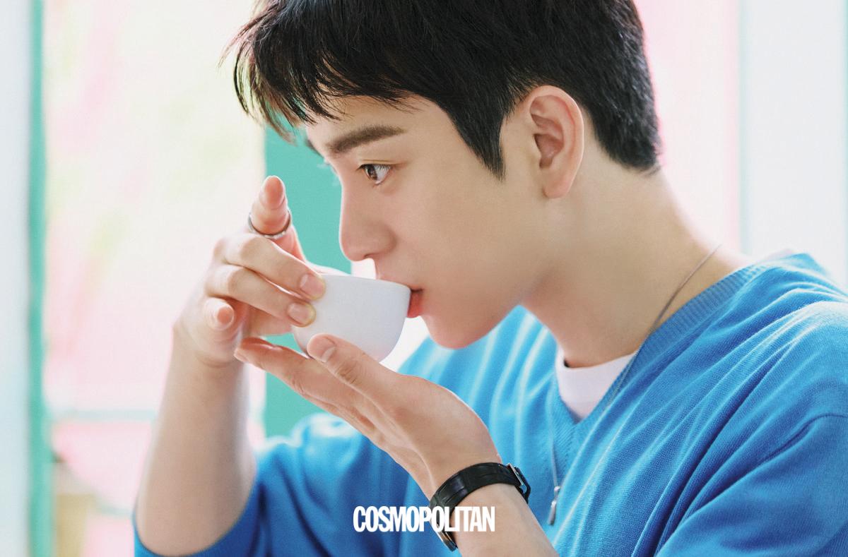 니트 톱 Moondal. 이너 톱, 목걸이 스타일리스트 소장품.