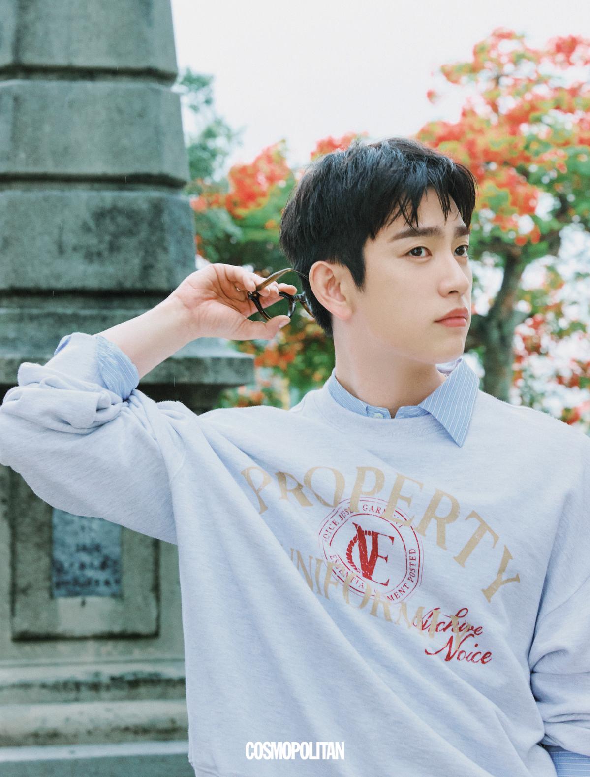 스웨트셔츠 Noice. 안경 Highcollar. 셔츠, 반지 스타일리스트 소장품. 