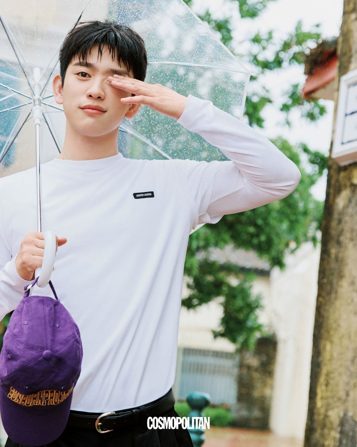  팬츠 Taildern. 볼캡 Sunburnproject. 레이어드 톱, 벨트, 슈즈 스타일리스트 소장품.