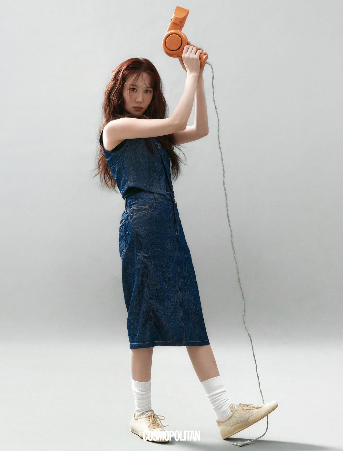 데님 베스트, 데님 스커트 모두 We11done. 스니커즈 Jimmy Choo. 이너 티셔츠, 양말 스타일리스트 소장품.