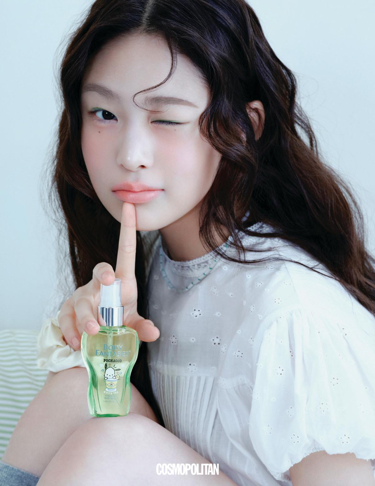 점프슈트 Overdue Flair. 목걸이 Niro Serendipity. 스크런치, 니삭스 스타일리스트 소장품.