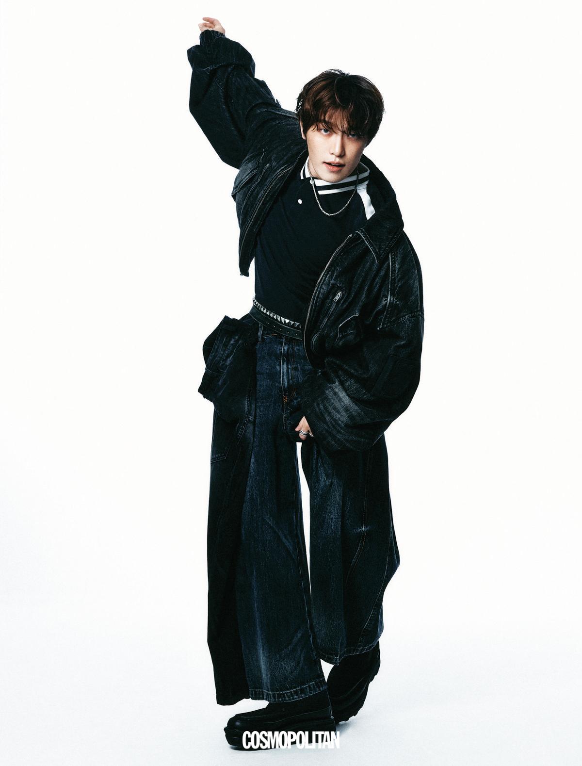 데님 보머 재킷, 데님 레이어드 팬츠 모두 Juun.J. 부츠 Sacai. 피케 셔츠, 벨트, 목걸이, 반지 스타일리스트 소장품.