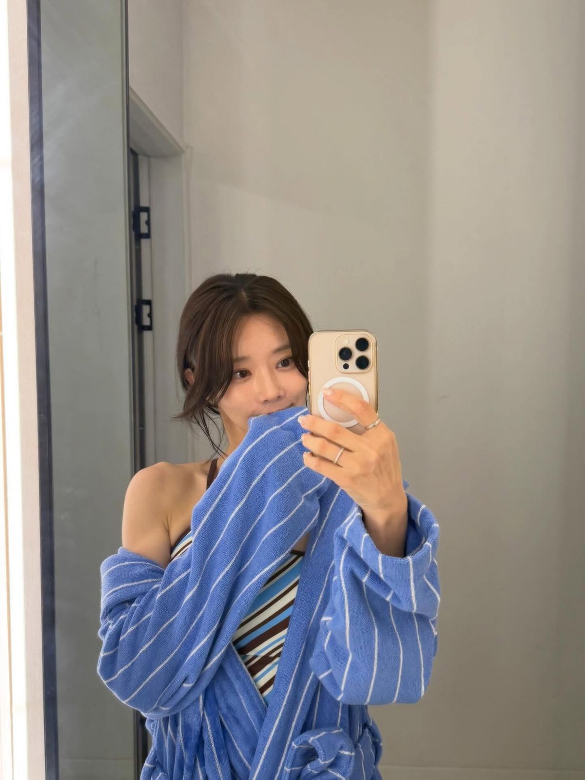 이주빈의 수영복 커버업 스타일링. 인스타그램 @hellobeen