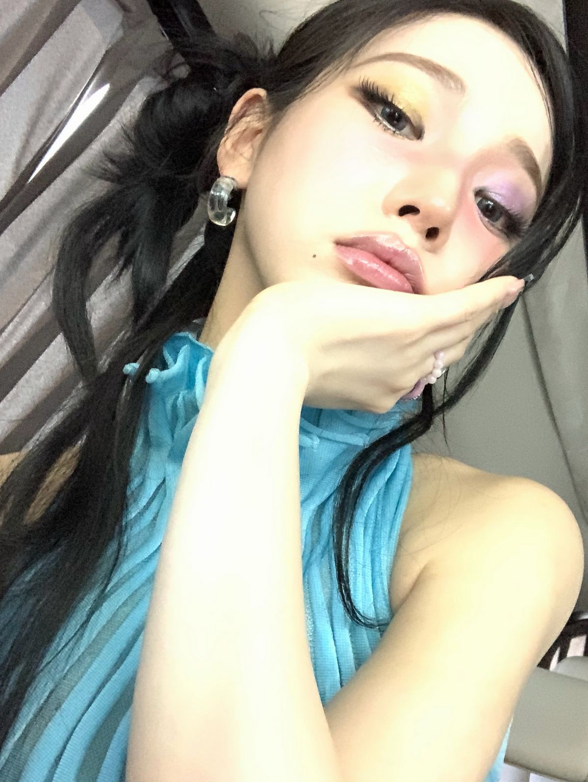 카리나의 컬러 섀도우 메이크업. 인스타그램 @katarinabluu