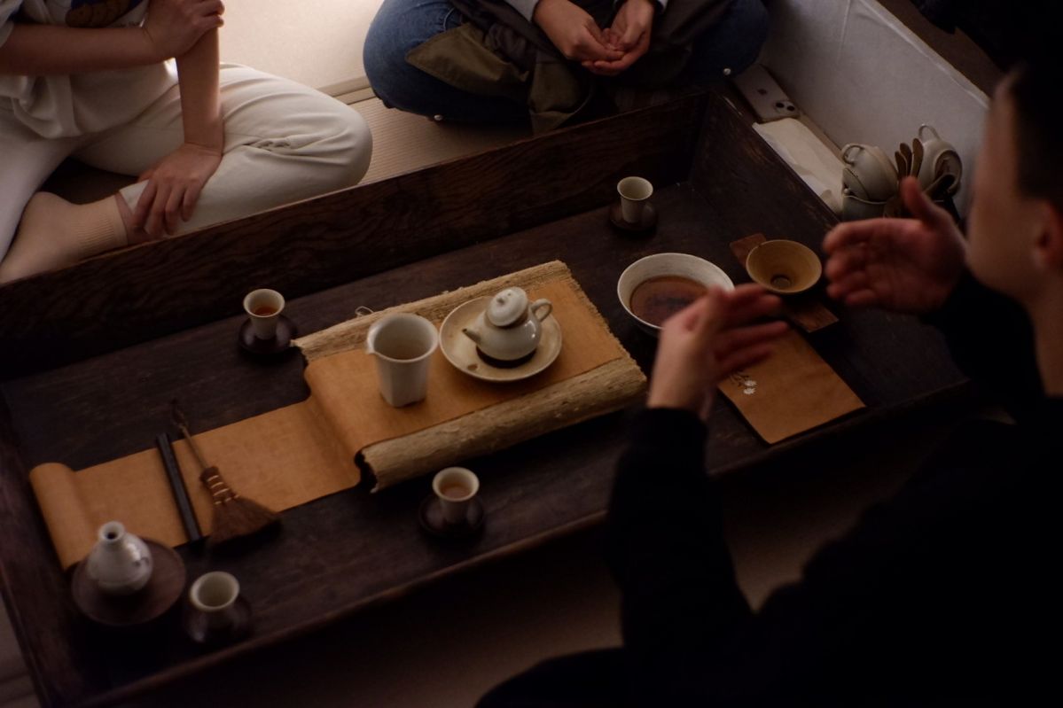 차분한 분위기 속에서 새로운 사람들을 만날 수 있는 다회. 사진 네이버 지도 아도 티하우스 업체 등록 사진
