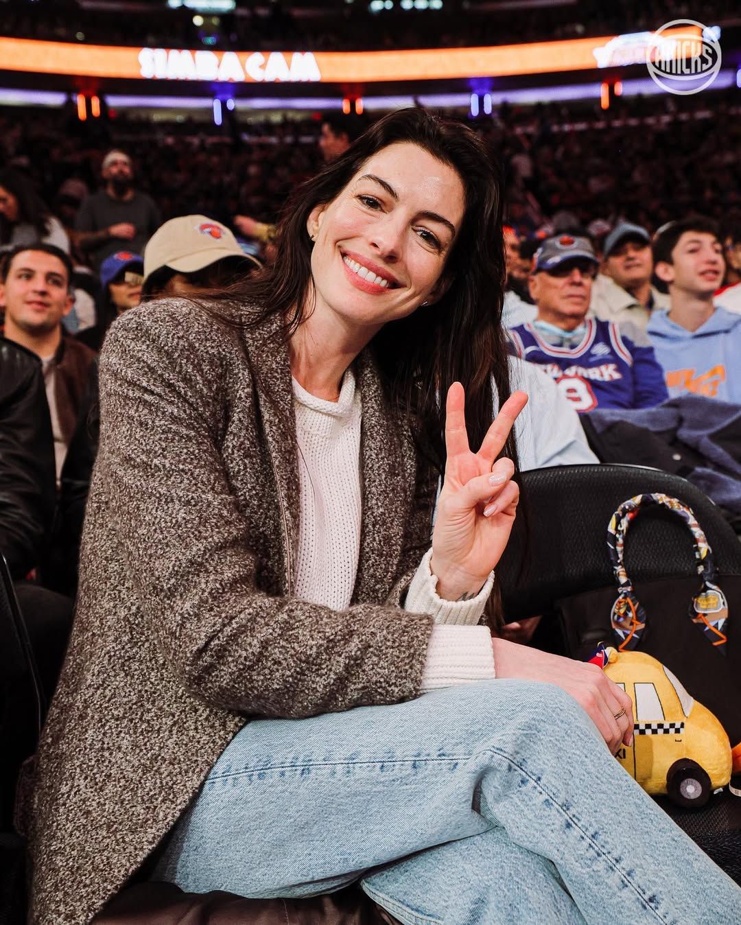 앤 해서웨이 NBA 직관 패션 | 인스타그램 @nyknicks