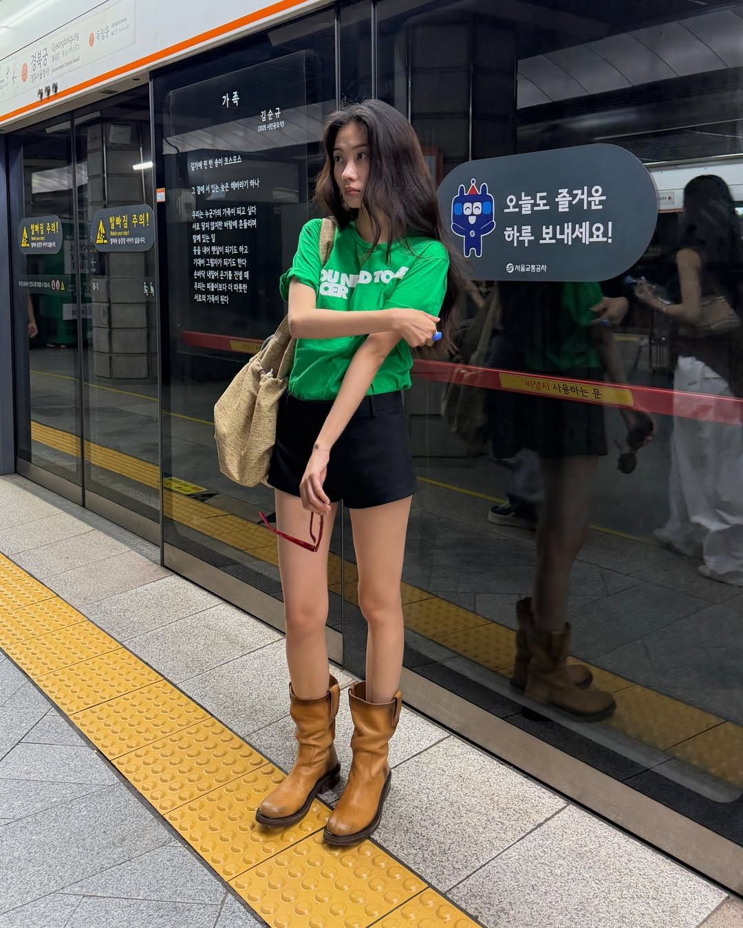 컬러 티셔츠로 청량미를 더한 박민주. @mjbypp