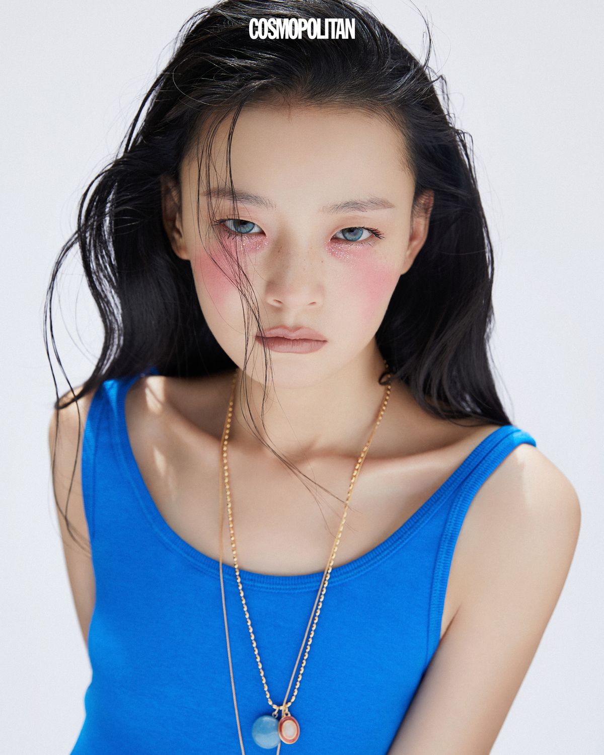 슬리브리스 톱, 골드 참 목걸이 모두 Zara.
