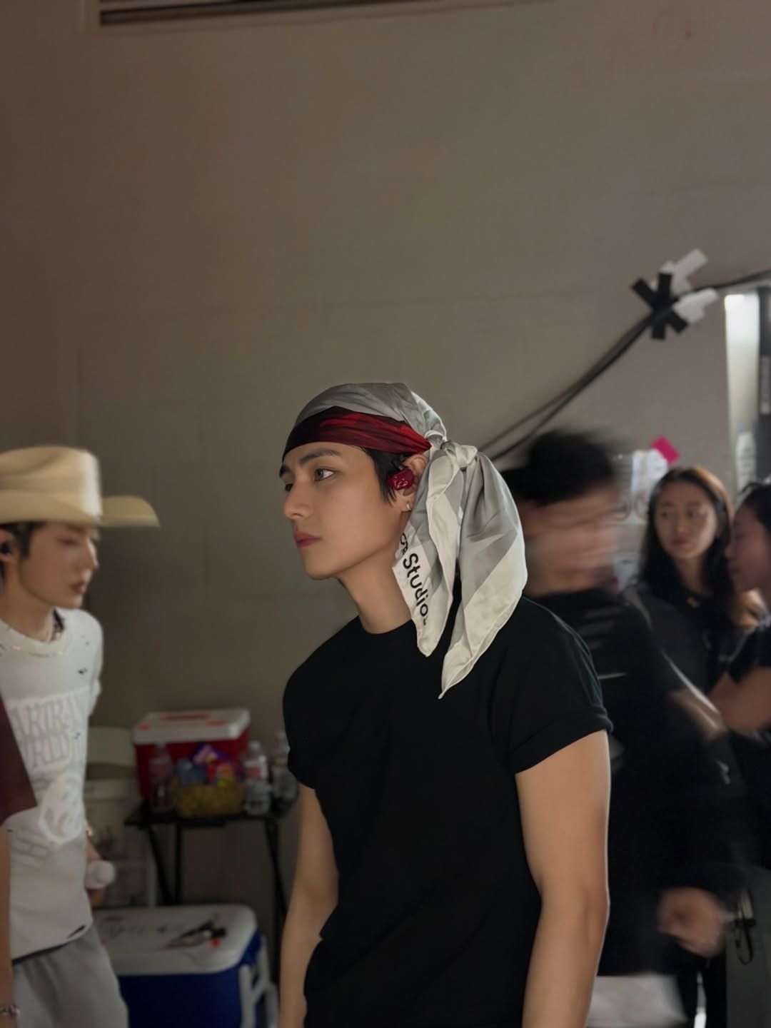 BTS 뷔 패션 | 인스타그램 @thv, @bts.bighitofficial 