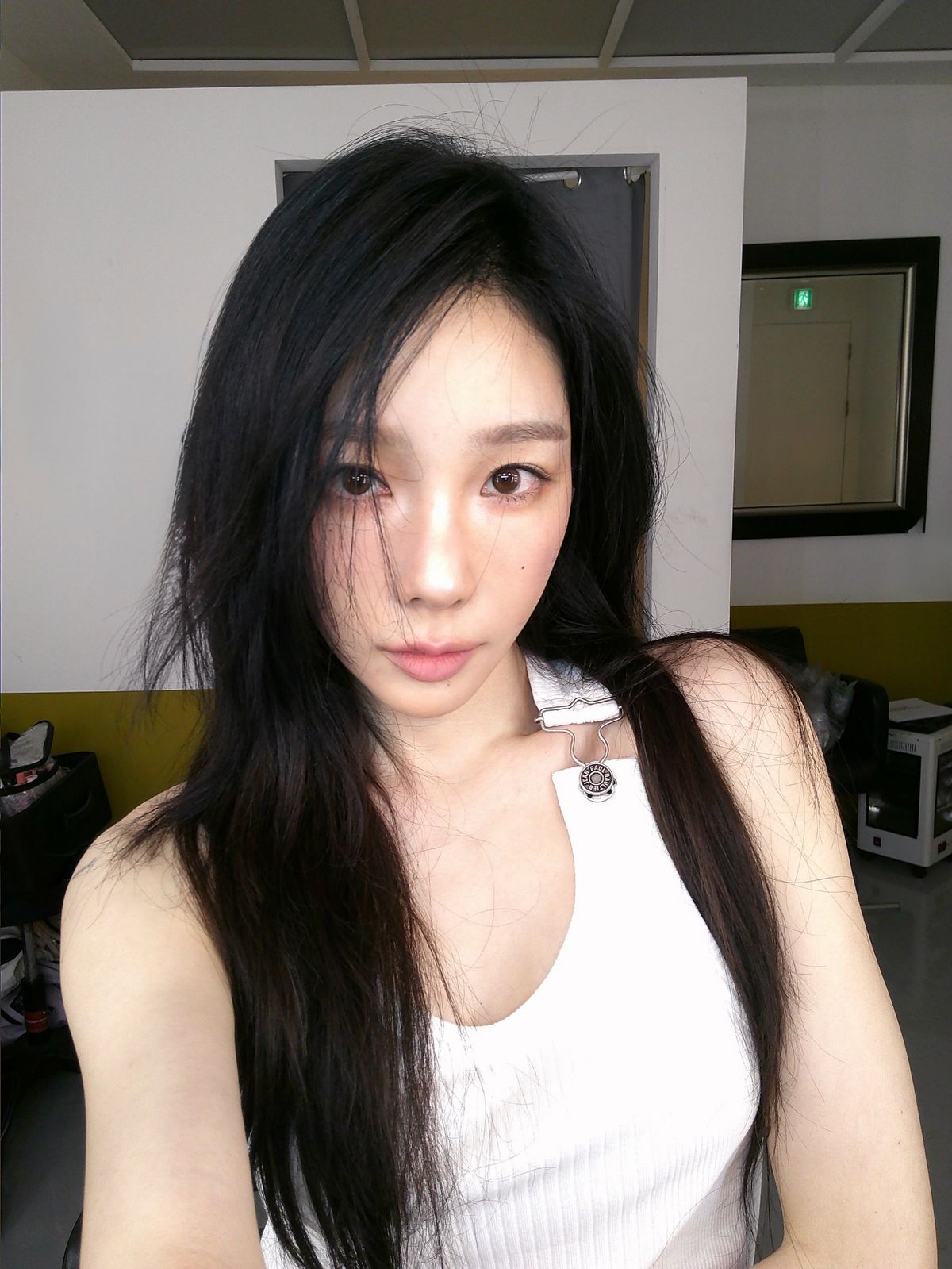 태연 화이트 탱크톱 | 인스타그램 @taeyeon_ss