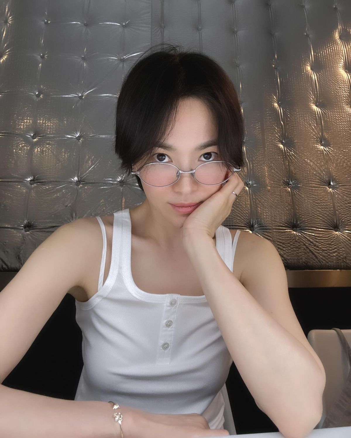 송혜교 화이트 탱크톱 | 인스타그램 @kyo1122