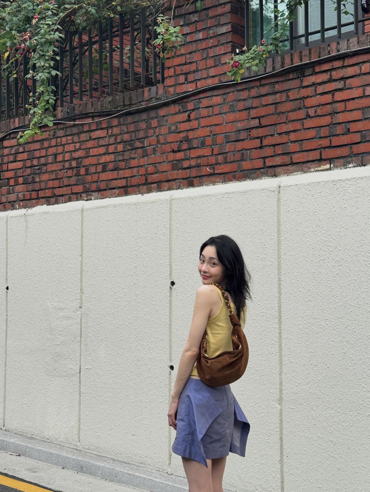 김민하의 노란색 나시 톱 스타일링. 인스타그램 @minhakim__