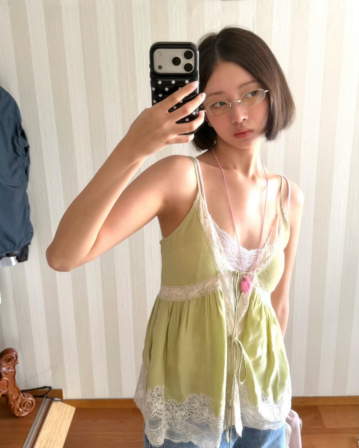 레이의 연두색 나시 톱 스타일링. 인스타그램 @reinyourheart